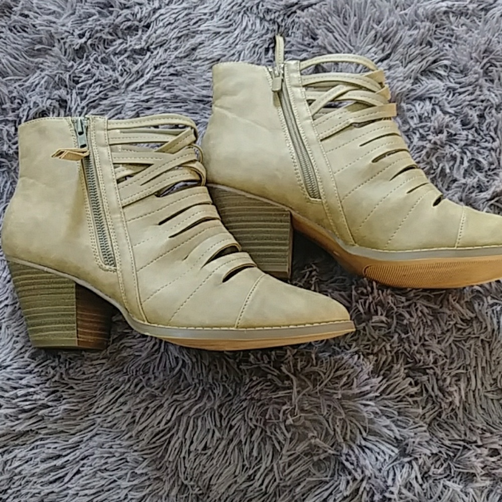 Super Cute Torrid boots, size 11W